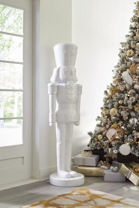 Nutcracker Soldier Sculpture 6ft, White